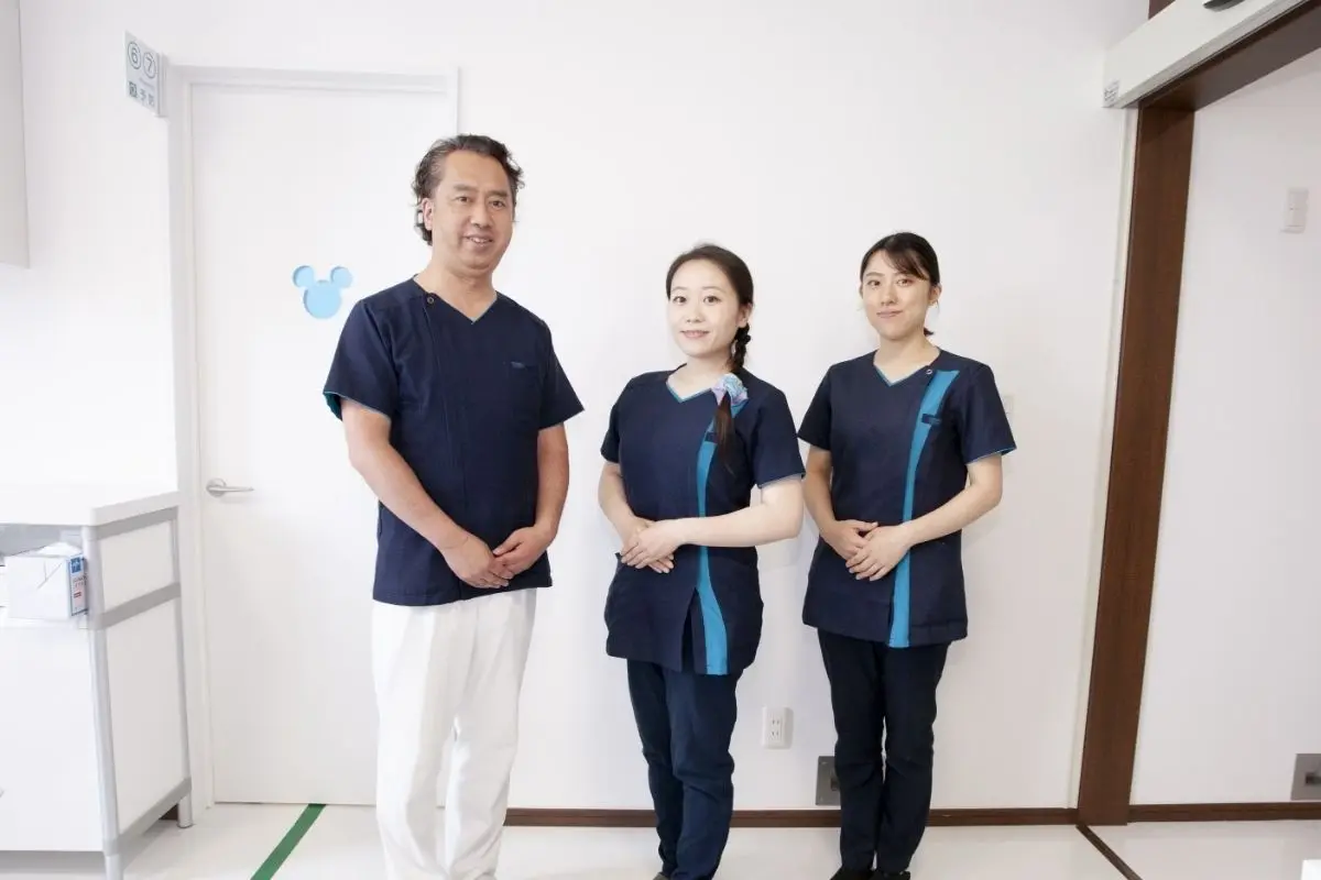 中央歯科クリニックのドクター3人が横に並んでいる