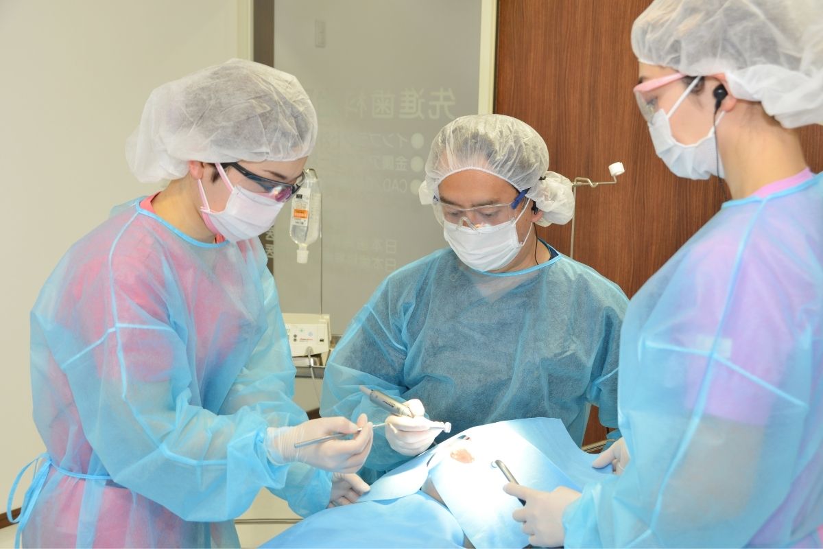 中央歯科の院長がオペを行っている