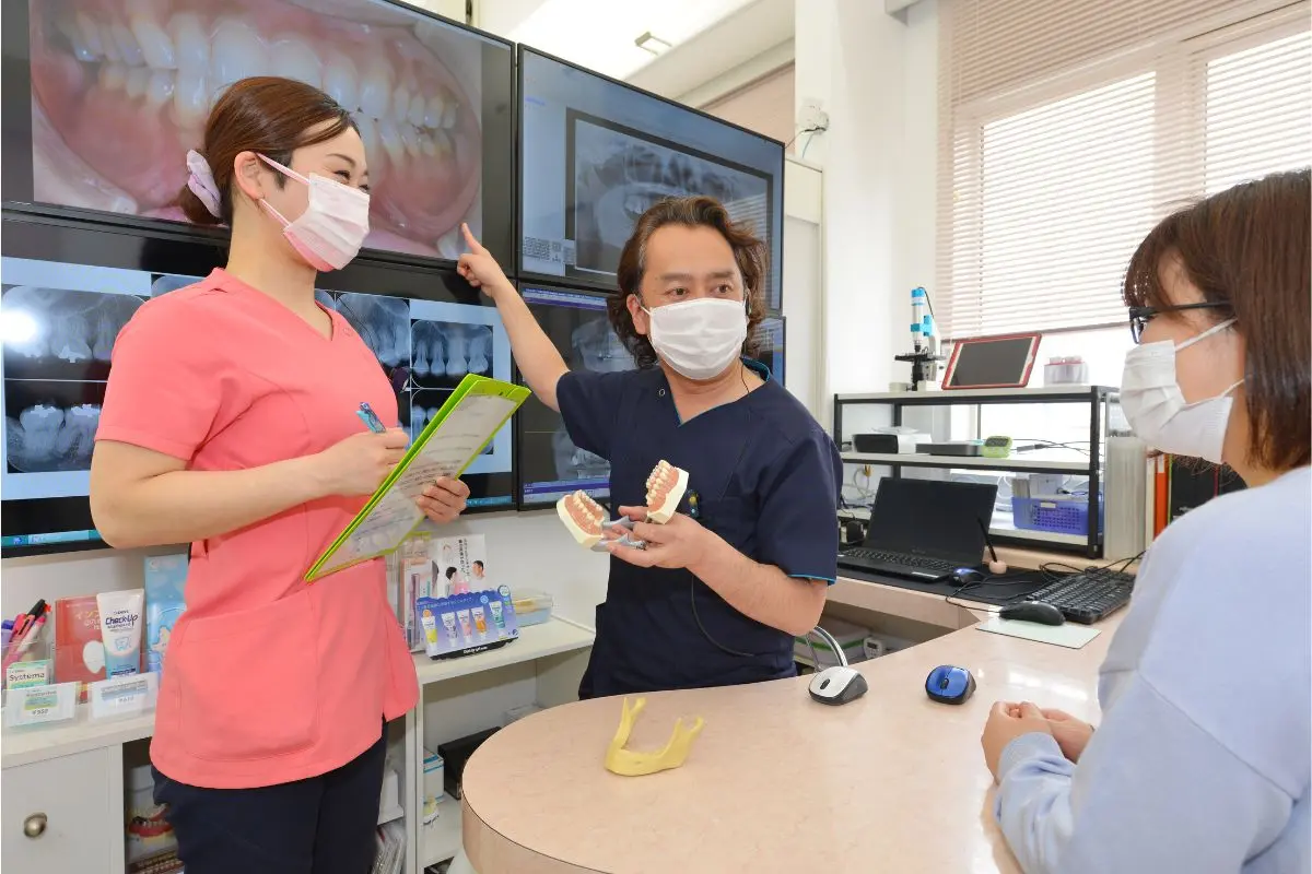 中央歯科クリニック 院長が患者に治療の説明している